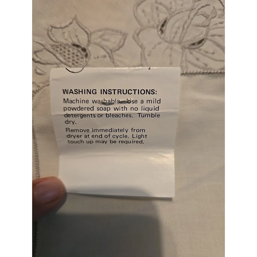 Italian  Embroidered and Cutwork Linen Tablecloth Floral  84